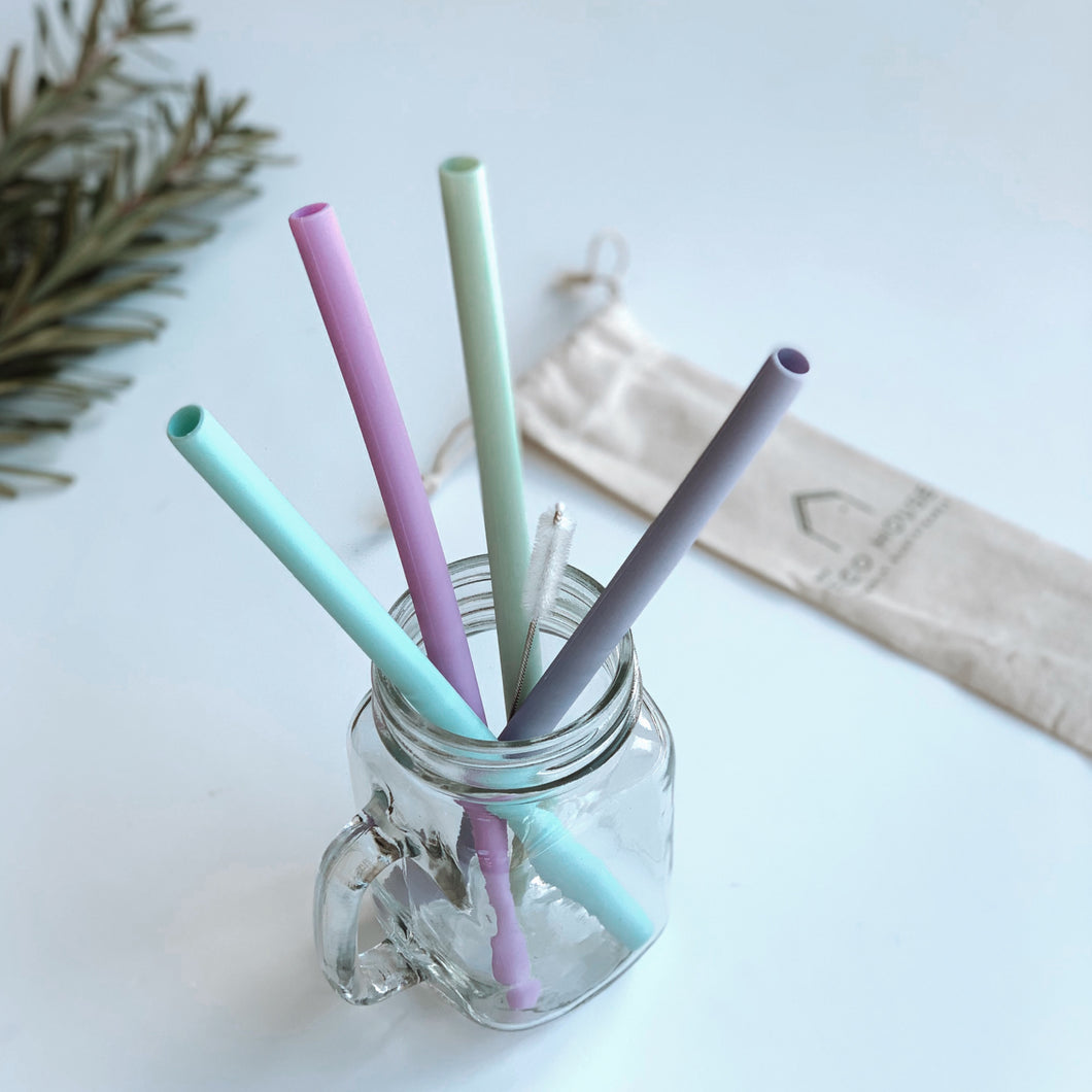 4 silicone straws, cleaner and linen pouch in a mason jar